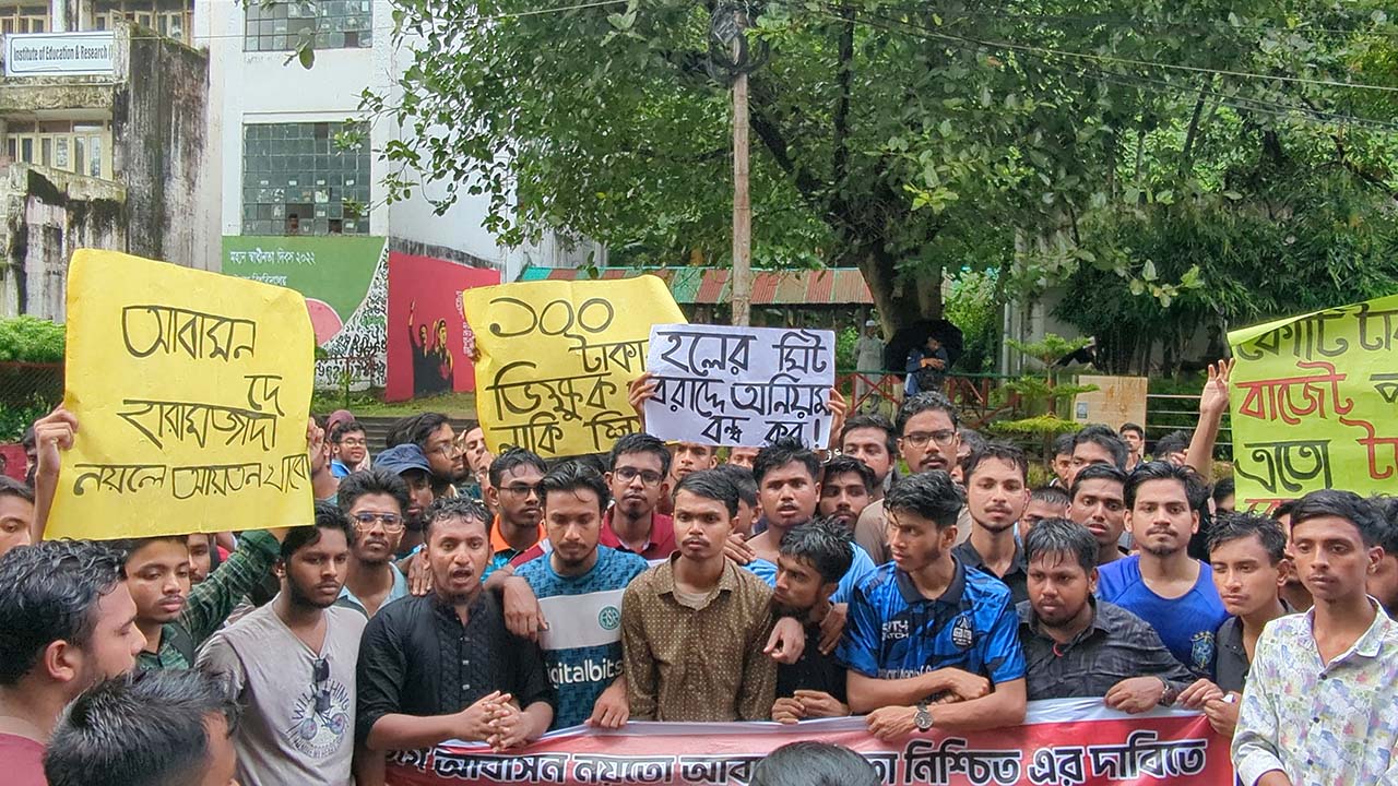 ৫ দফা দাবিতে চবির প্রশাসনিক ভবনে তালা